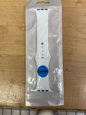 Source Unknown White Silicone Replacement Band for 42/44mm Smartwatch